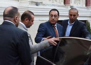 القائم بأعمال رئيس الوزراء يجري...